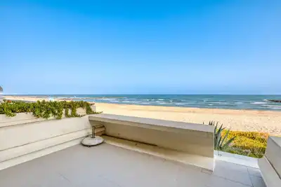Image de Appartement \"Première Ligne Avec Terrasse\" avec vue sur mer, terrasse privée et Wi-Fi