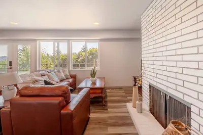 Image de 3815 Weijian Bellevue · 2b2b Lower Suite w\/ Lake View in Bellevue