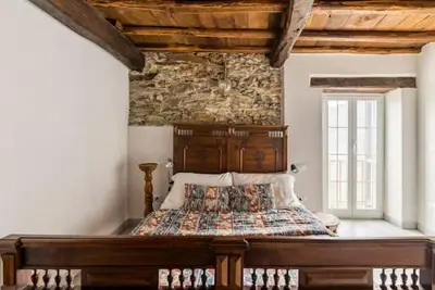 Image de Maison sur les collines au milieu des oliviers près de la mer