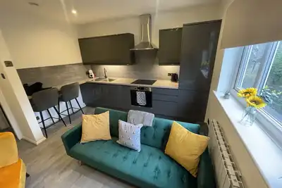 Modern Cosy Flat Near City Centre. Double Bed & Parking. Quiet Residential Mews