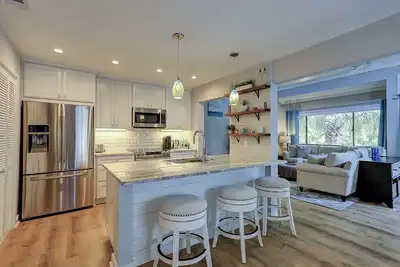 Image de Corner unit townhome with lots of light & views of the golf course and lagoon