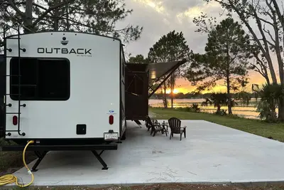 Image de Lakefront Luxurious 38 ft Camper