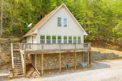 Image de SwAybass Cabin nestled at waters edge. Rock Creek