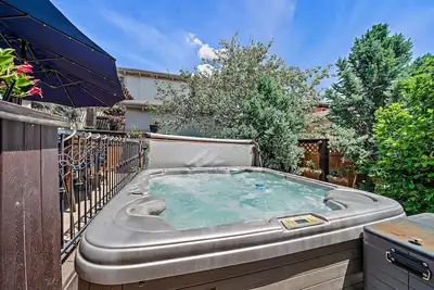 Image de Basement Retreat - Hot Tub - Gnome Sweet Gnome!