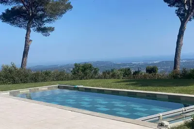 Image de La roche d’or bas de villa avec Piscine vue sur mer