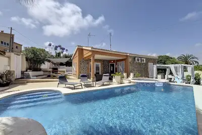 Image de Villa avec piscine privée et jardin