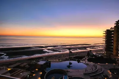Image de Beautiful 2 bedroom + beachfront condo