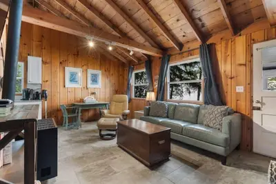Image de Romantic Shores Hideaway - Beachfront Getaway!