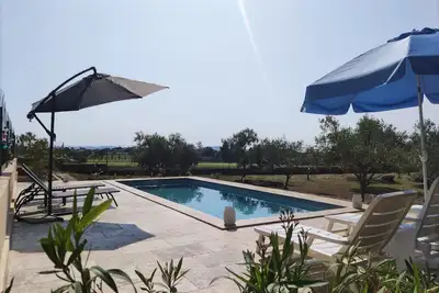 Image de Grande maison avec magnifique piscine au milieu d'un jardin de  3000 m