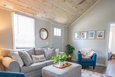 Image de Renovated Retreat: Home in Huron, close to beaches