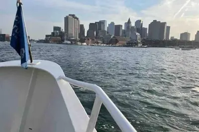 Image de Quiet brownstone close to city