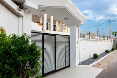 Image de Family sized house with a summer hut for outdoor sitting
