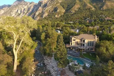 Image de Ultimate Ski Stay! \nCLEAN + Modern 2 Bdrm/2 Bath Suite + Den With Private Hot Tub