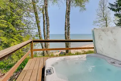 Image de Beachy Palms Cottage on Lake Huron w/ Hot Tub!