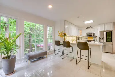 Image de Lilburn Home w/ Deck, 20 Mi to Downtown Atlanta!