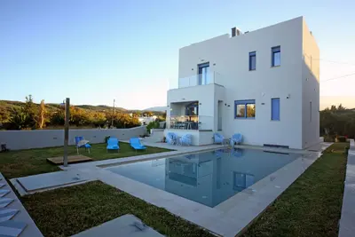 Villa with view & private pool near the sea