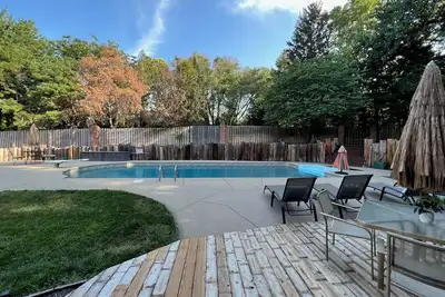 Image de Private Resort Lodge: Pool-Hot Tub—Billiards-Ping Pong--140 gift basket! 5500sf.