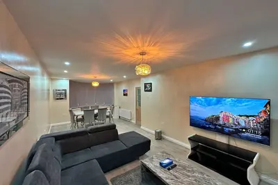 Image de Full Home in Manchester near city center with free parking.