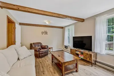 Image de Great location, spacious home and yard w/ Private beach access