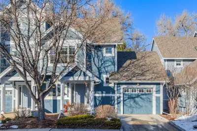 Image de Convenient 2 bedroom Townhouse with walking path, pool and great location.