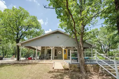 Image de Yard, Dock & Boat Slip: Lake Bridgeport Cabin!