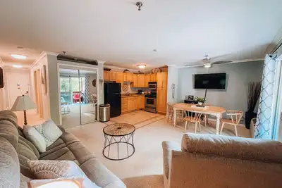 Image de 1 Bdrm Lake condo across from Paugus Bay, shopping, pool, & dining!