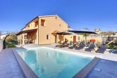 Image de Villa avec piscine et aire de jeux pour enfants