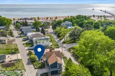 Image de 🌊 My Blue Haven | Lake View Cottage | Walk to Beach | Large Deck w/ Grill & Parking ➠ 150