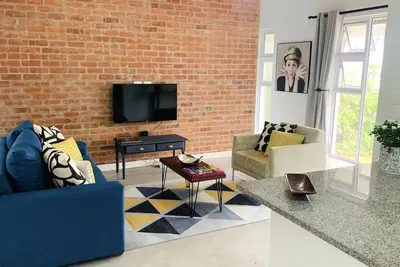 Image de Stylish Loft-style Apartment - Close to all the Action