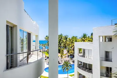 Image de Stylish condo with covered balcony, pool & pool tables