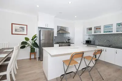 Image de Luxury 2 Bed! Spacious & central to everything! 2bed 1. 5 bath, wifi, garage+++