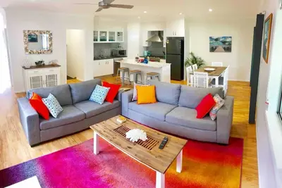 Image de Deluxe 2 bed, 1. 5 bath townhouse! Central location, spacious, wifi, garage