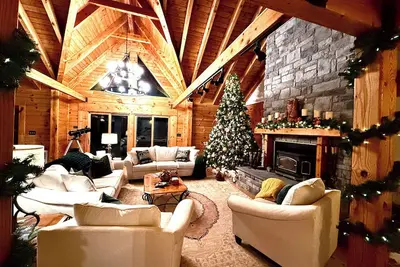 Image de Mountaintop lodge, breathtaking views, private hiking trails & arcade game room.