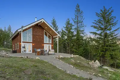 Image de Dog-friendly cabin with mountain view, firepit, & woodstove - near Schweitzer