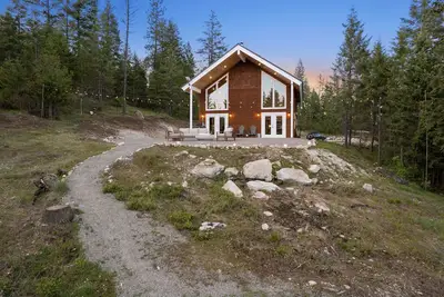 Image de Inviting dog-friendly cabins with full kitchen, firepit, patio, loft, & W/D