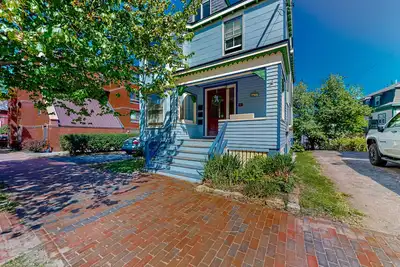 Inviting apartment with full kitchen, porch, convenient location, & fast WiFi