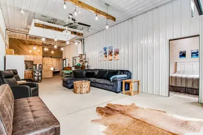 Image de Barn & cabin with firepits, grills, foosball, kayaks, home theater, & 2 kitchens