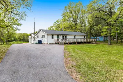 Image de Rural retreat near Necedah National Wildlife Refuge with deck, firepit, & grill