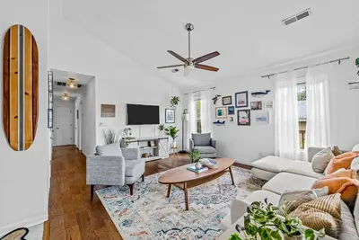 Image de Soothing dog-friendly home with firepit, patio, deck, yard, kitchen, Tv, & W/D