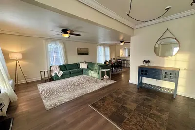 Image de Scenic Waterfront Unit With Free Parking For Boats And Vehicles.