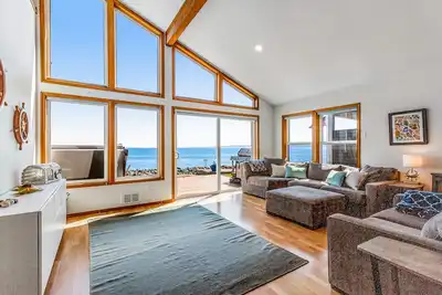 Image de Perfect beach house with stunning views, hot tub & firepit - steps to the water