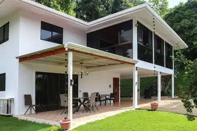 Image de Jungle estate with mountain views, private pool, open-concept, & Ac - dogs ok