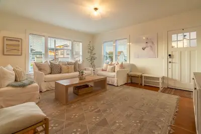 Image de New Best Location in Downtown Edmonds