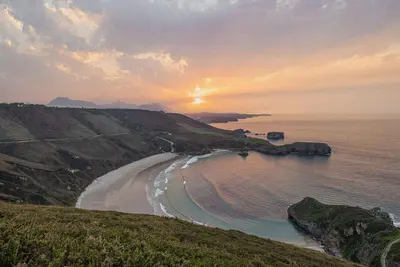 House in Llanes next to the beach, Niembro. Private parking and views.