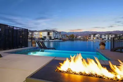 Image de Free Pool Heat: Luxury Lakefront, Infinity Pool, Fire Pit
