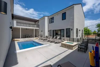 Image de Oasis Springs offers mini golf, private pool, mins from the dunes!