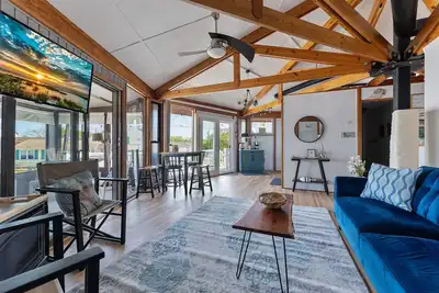 Image de Round The Bay: Unique Octagon Home~Bay Views~Pets