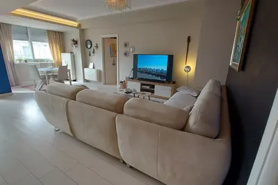 Image de Large Family Style Penthouse By Square With Stunning Views