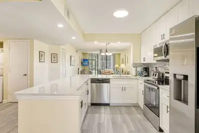 Image de Bright, Beautifully Upgraded First Floor End-Unit At Shorewalk