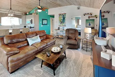 Image de Sand Piper | Pet Friendly, Water Views, Local Fun!